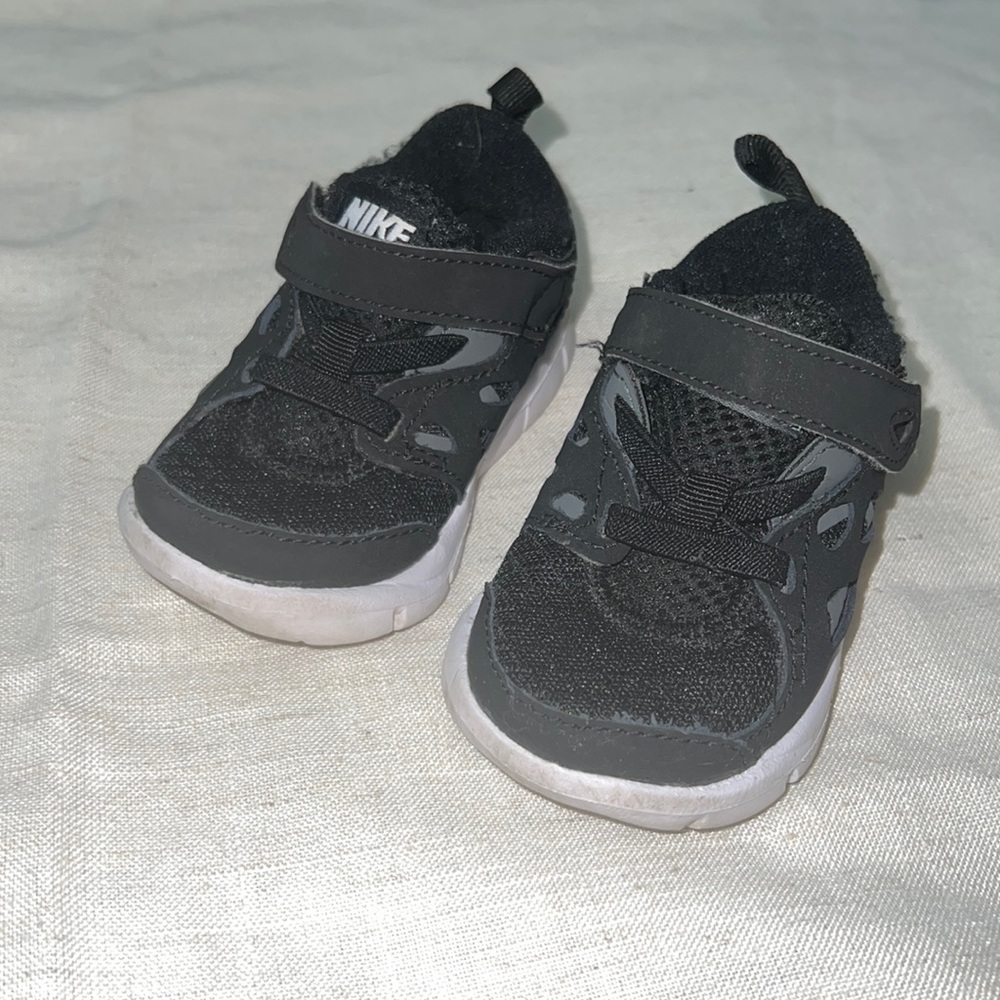 Toddler Nike free runs size 4